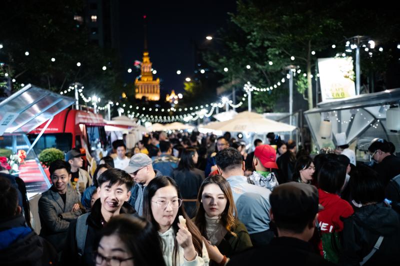 开放首日人潮汹涌,安义夜巷成为上海夜经济新高地