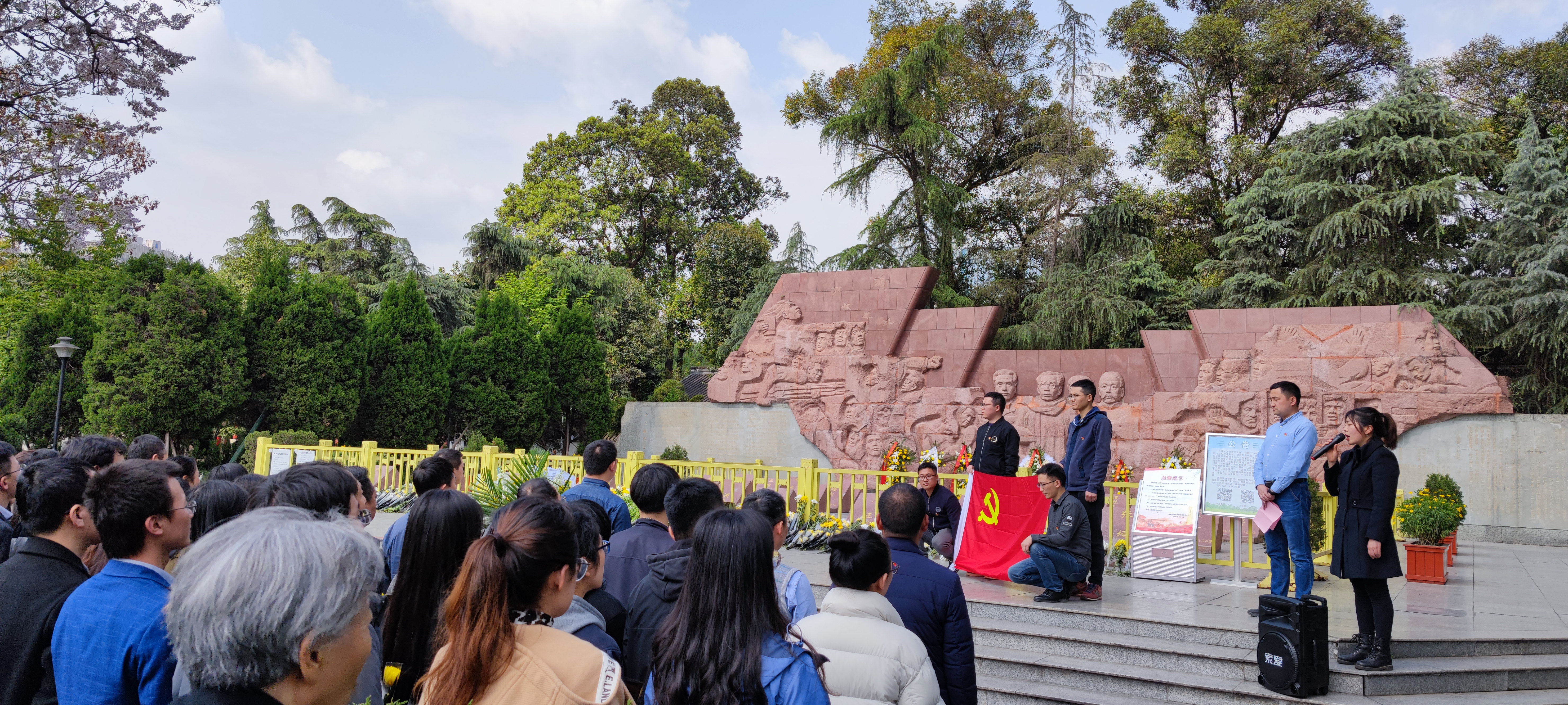 "据成都市烈士陵园工作人员介绍,每年清明节前后,都会有几万名市民