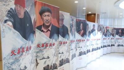 “驴背上的白衣天使”：市政协常委佟瑞欣主演影片《父亲在远方》在上海首映