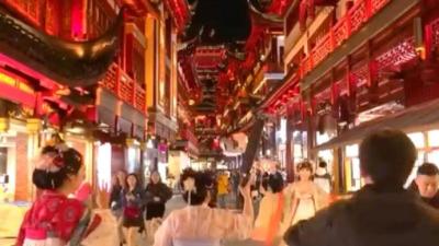 上海入境游火爆！外国游客爱上穿汉服、逛外滩