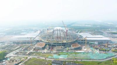 上海松江站有新进展：主站房钢屋盖顺利合龙