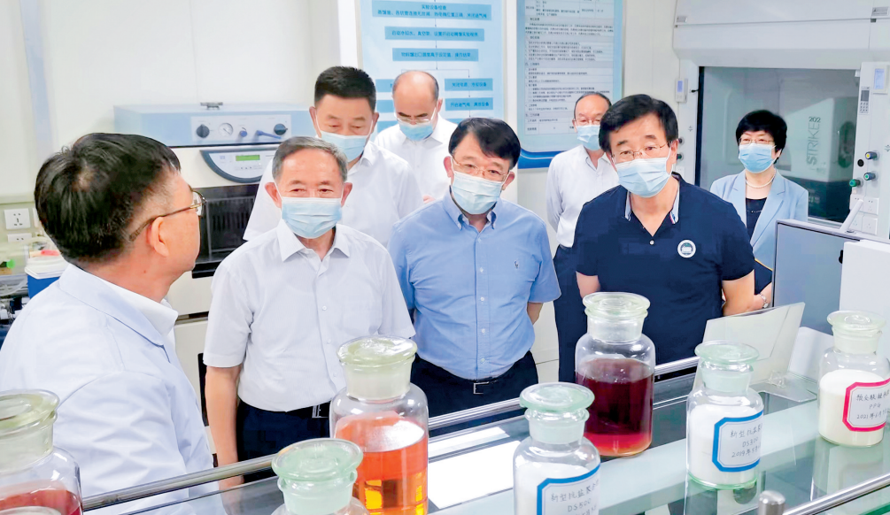 2022年7月,全国政协教科卫体委员会“持续做好高校毕业生就业工作”专题调研组在黑龙江省大庆市开展调研。(全国政协教科卫体委员会办公室供图)