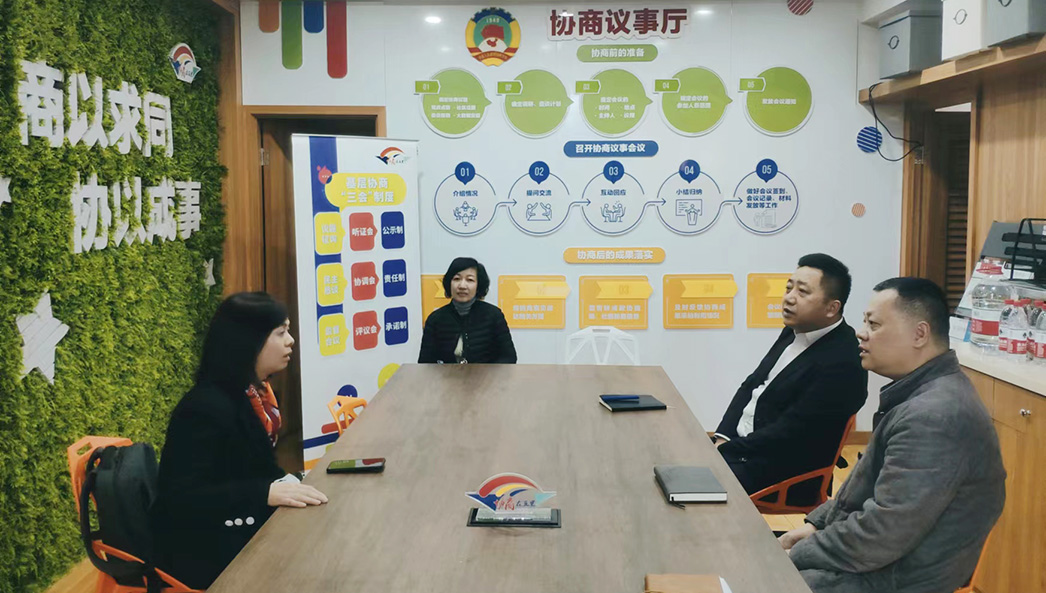 2021年3月31日,王美华(左一)赴五里桥街道“益空间”党群服务站调研