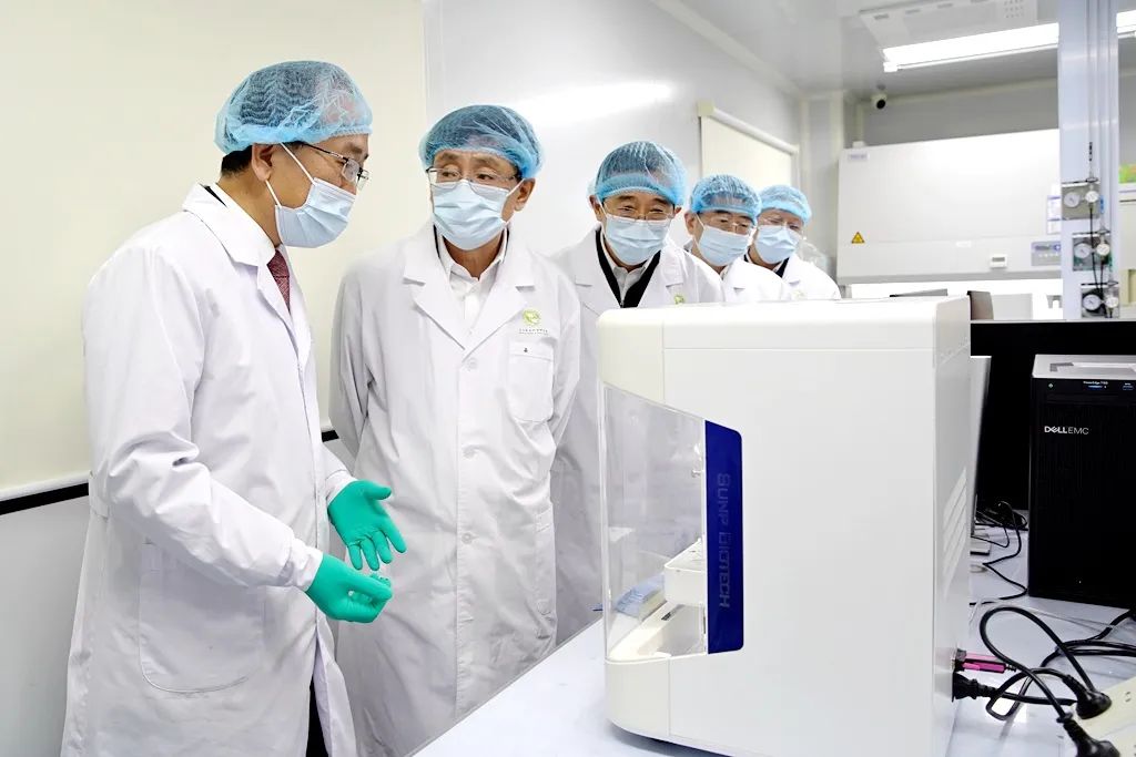 4月3日，调研组在北京食品科学研究院调研，图为调研组参观细胞培育肉实验室