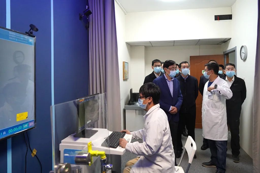 4月4日，调研组在北京市精神卫生保健所调研，了解VR技术在辅助治疗精神疾病方面的运用