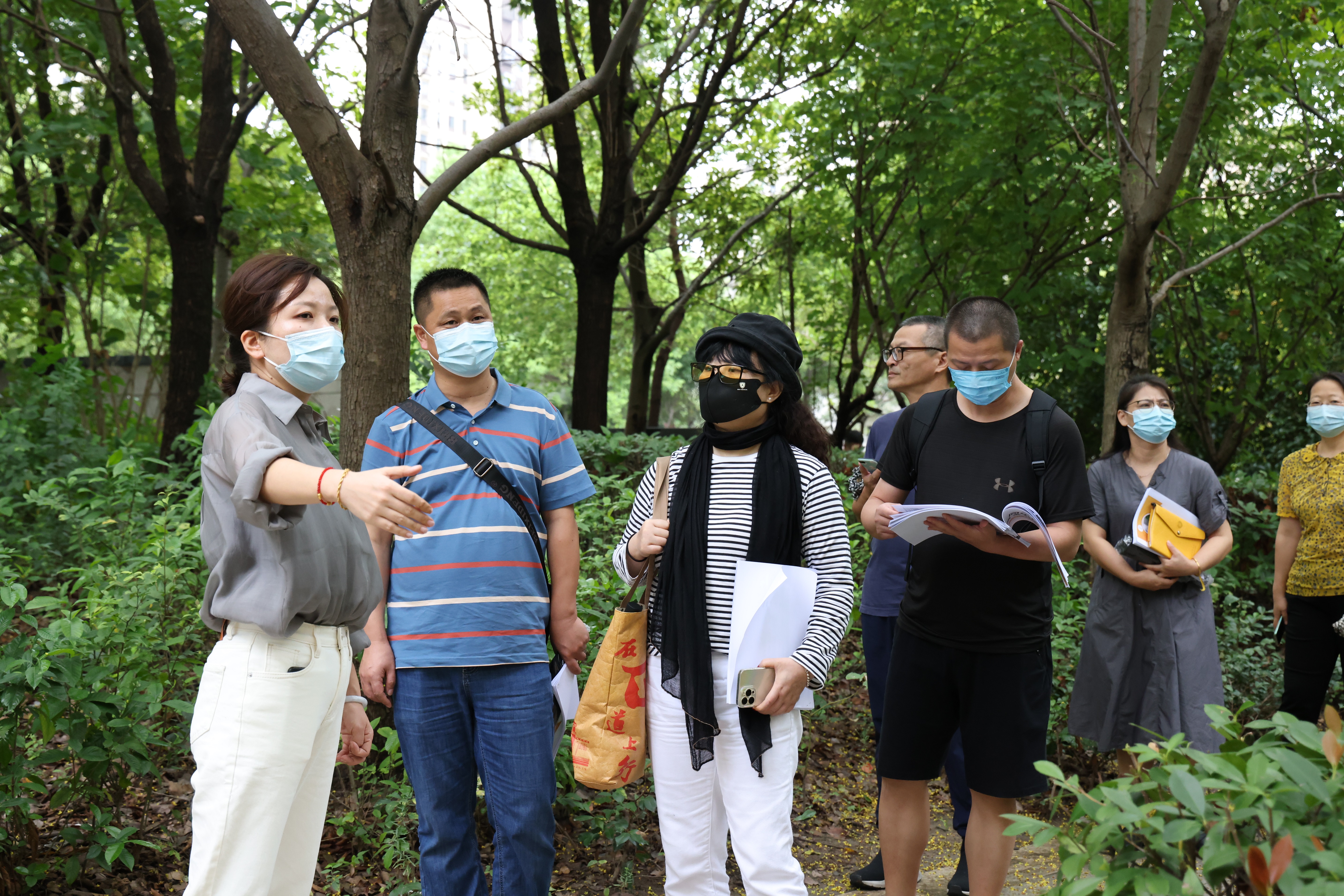 菊园新区“协商于民”工作站组织委员参与社区微改造项目