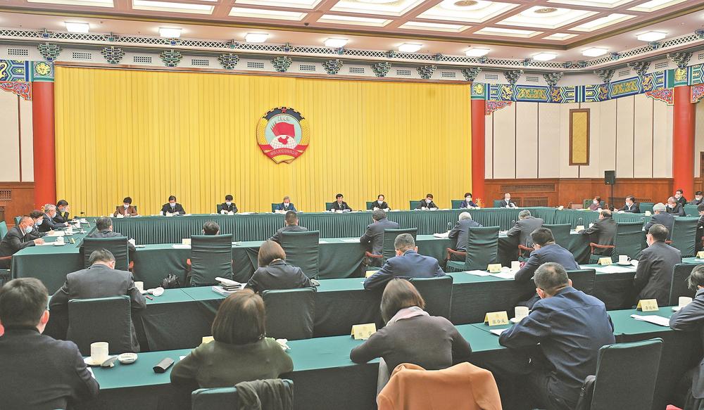 四月二十七日,十四届全国政协第三次双周协商座谈会在北京召开,中共中央政治局常委、全国政协主席王沪宁主持会议。 本报记者 姜贵东 摄