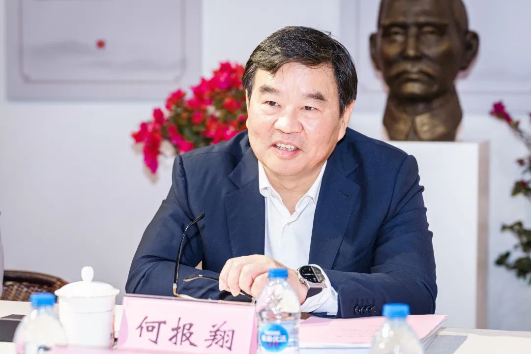 何报翔听取汇报
