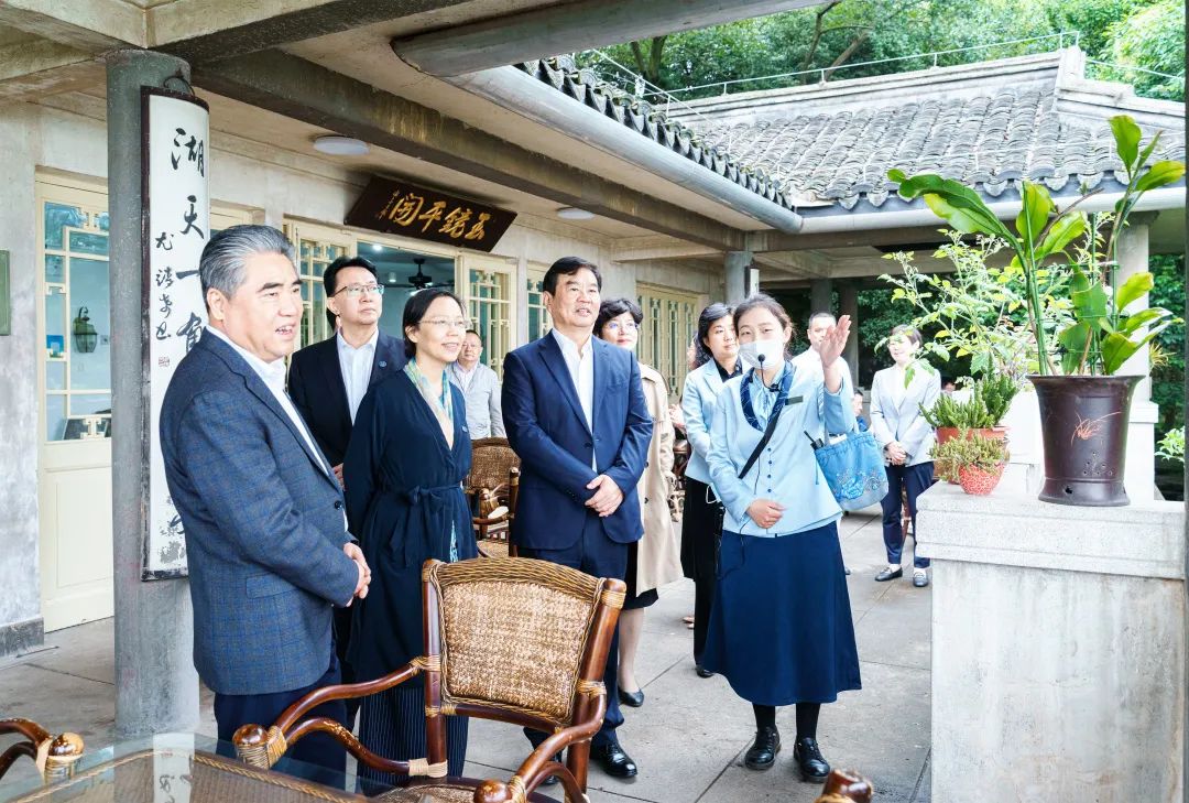 调研组一行参观王昆仑故居