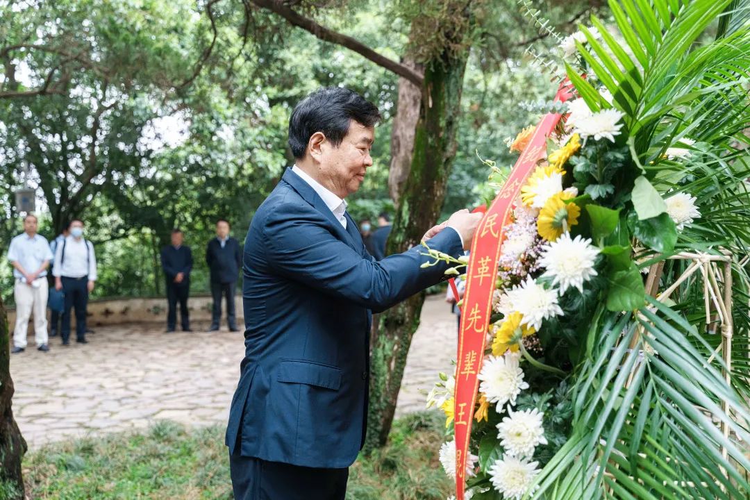 何报翔代表民革中央向王昆仑先生塑像敬献花篮