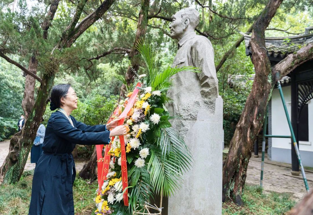 陈星莺代表民革江苏省委会向王昆仑先生塑像敬献花篮