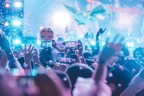 4月16日，在2023新青年音乐节泗水站现场，乐迷们挥舞着双手，随着音乐节奏摇摆，大家都沉浸在热烈的音乐氛围当中。有些观众还举起手机记录下了精彩瞬间。刘敬一 图