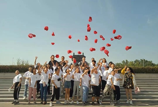 2022年6月，泗水县组织青年志愿者与“希望小屋”受助儿童结对帮扶，开展“希望小屋成长营”感受城市志愿服务活动。团泗水县委供图
