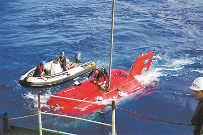 图① 完成南海西北陆坡一号沉船第一次考古调查、正在回收的“深海勇士”号载人潜水器。中国科学院深海科学与工程研究所供图
