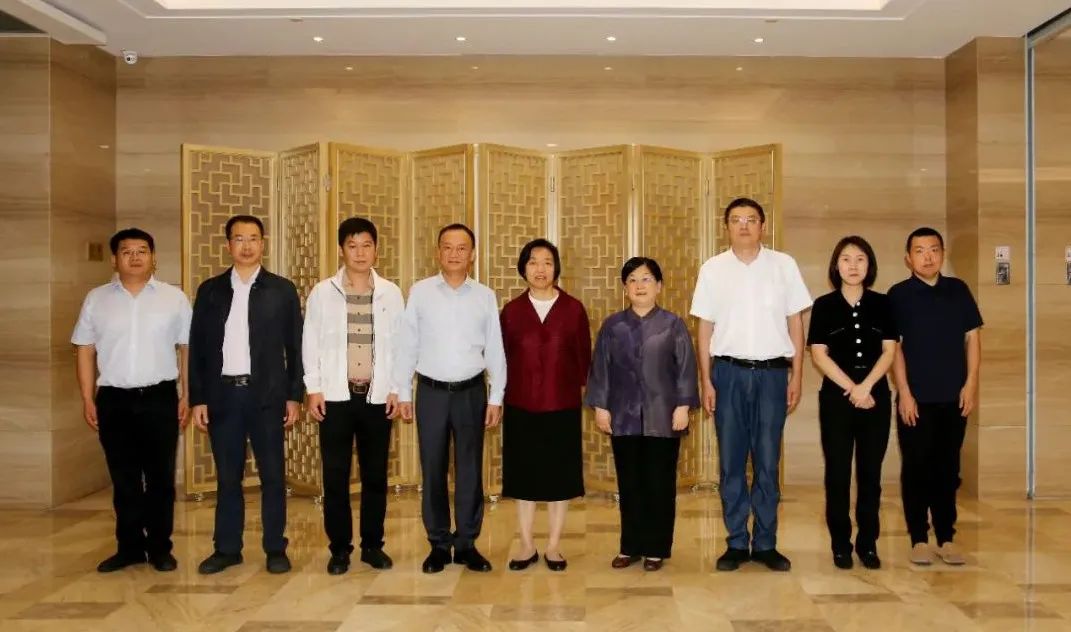 苏辉与台盟重庆市委会班子成员、盟务工作者合影