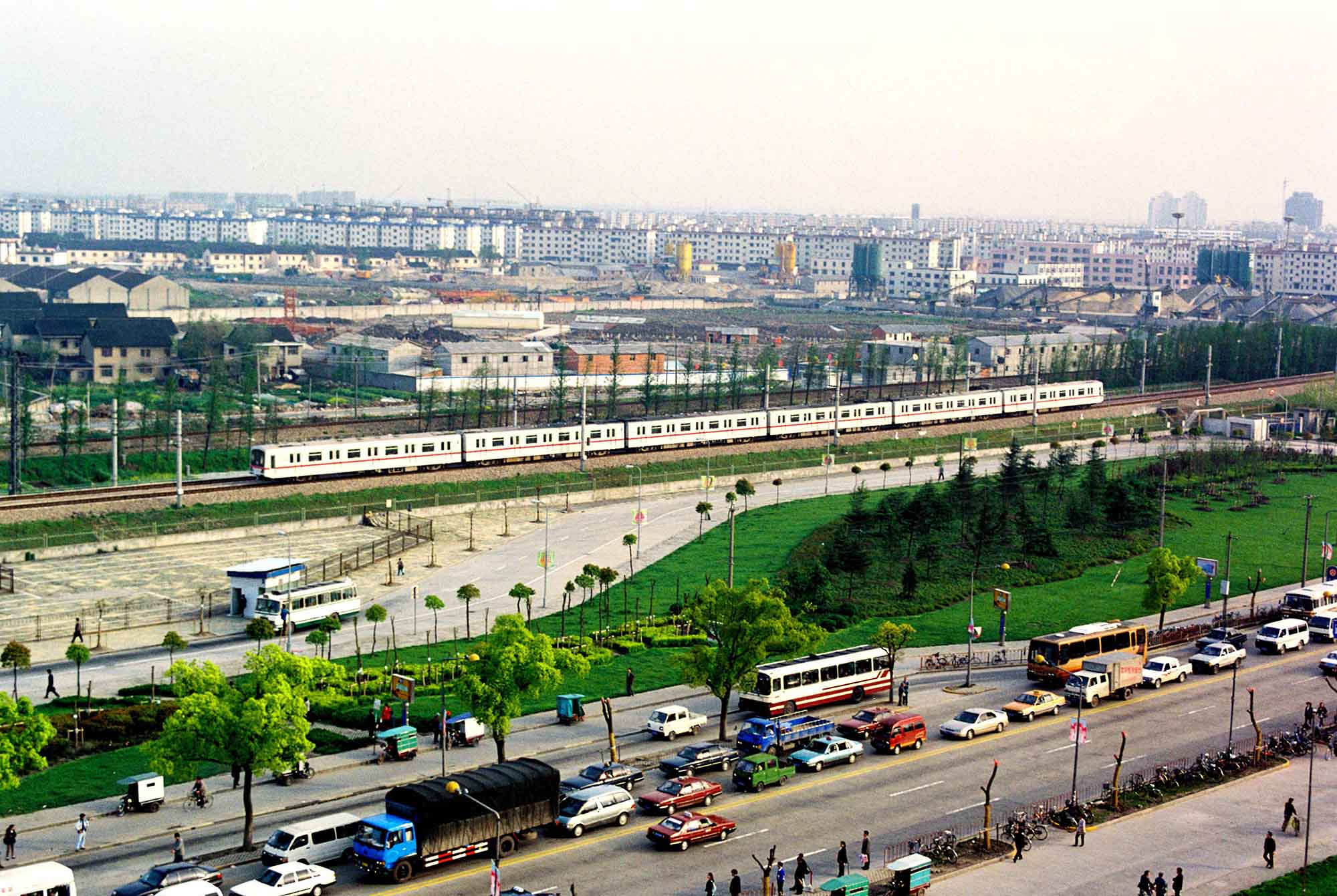 2000年，上海。地铁一号线莲花路站。陆杰 图
