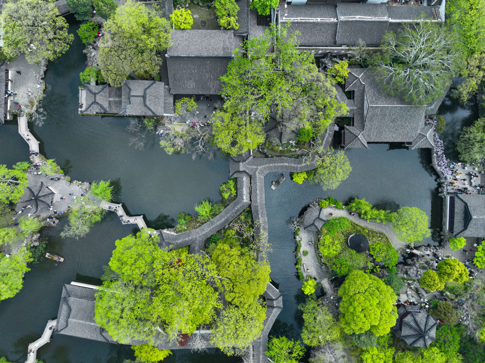 这是2023年4月5日拍摄的江苏苏州拙政园一景（无人机照片）。新华社记者 李博 摄