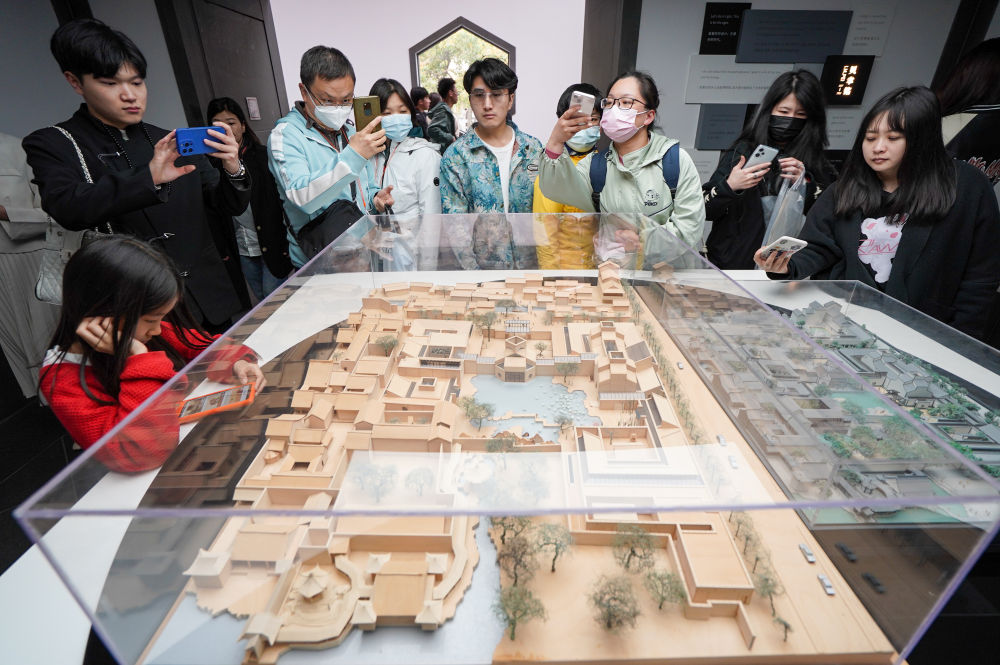 参观者在苏州博物馆观看苏州博物馆设计模型（2023年4月5日摄）。新华社记者 李博 摄