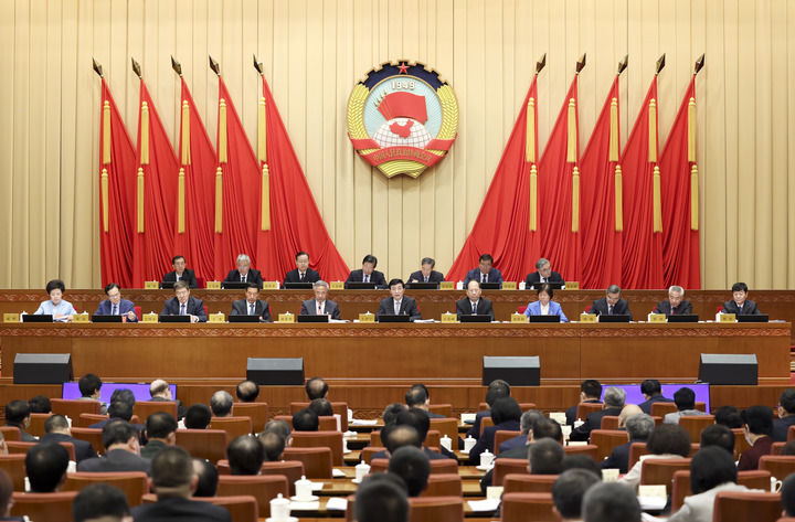 5月30日,十四届全国政协新任委员学习研讨班在北京开班,中共中央政治局常委、全国政协主席王沪宁出席开班式并讲话。新华社记者 丁海涛 摄