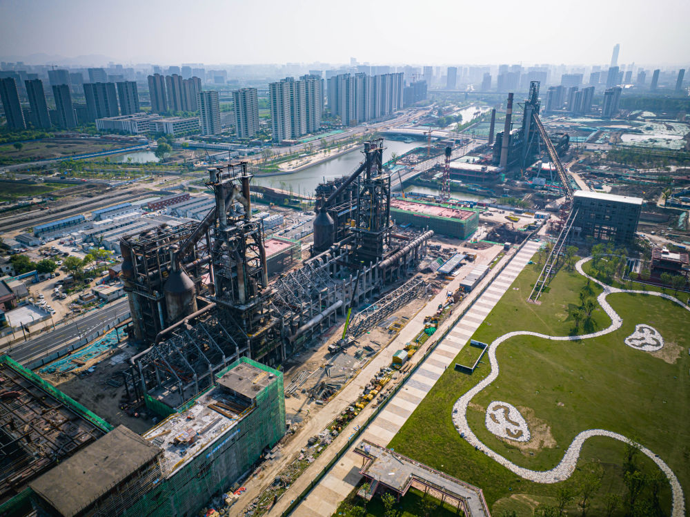 建设中的杭钢工业旧址公园(2023年4月17日摄,无人机照片)。新华社记者 江汉 摄