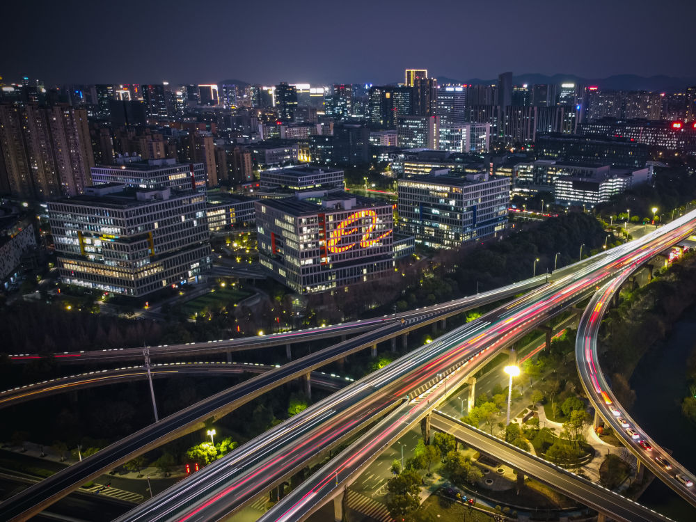 杭州滨江区互联网小镇夜景(2023年1月29日摄,无人机照片)。新华社记者 江汉 摄