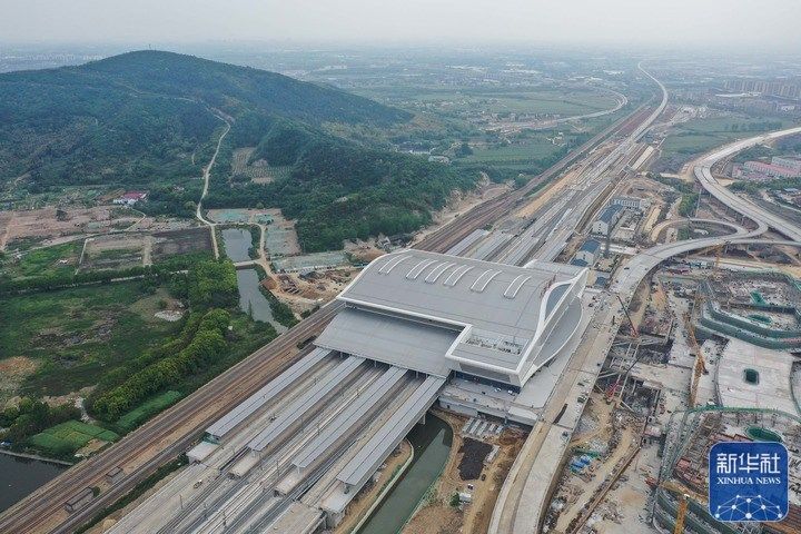 这是沪宁沿江高速铁路江阴站站房（4月28日摄，无人机照片）。新华社记者 季春鹏 摄