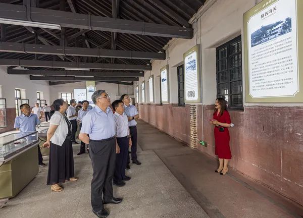 调研组在姑塘海关旧址考察调研。