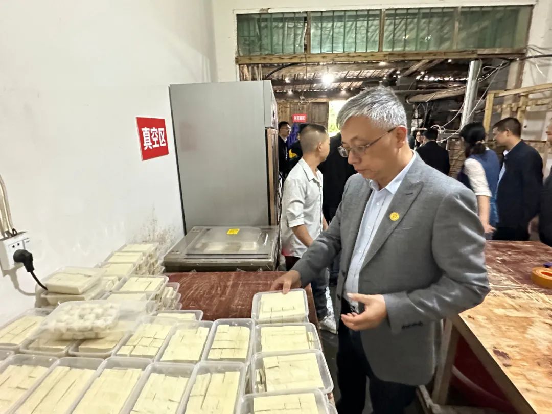 图为胡翊群调研六龙镇豆制品作坊