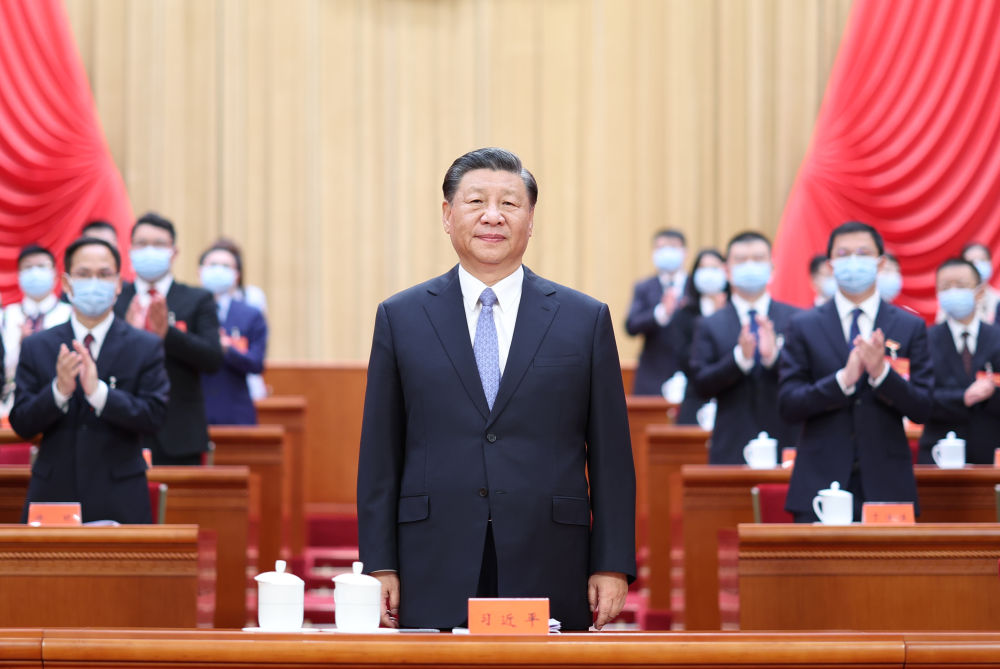 6月19日,中国共产主义青年团第十九次全国代表大会在北京人民大会堂开幕。这是中共中央总书记、国家主席、中央军委主席习近平在主席台向与会代表致意。新华社记者 鞠鹏 摄