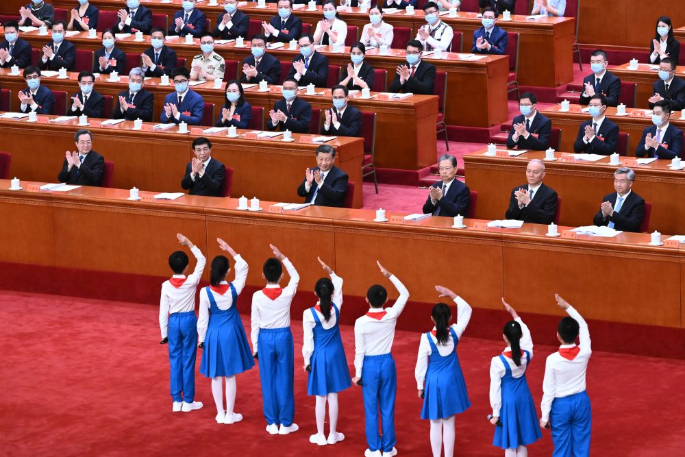 6月19日,中国共产主义青年团第十九次全国代表大会在北京人民大会堂开幕。习近平、赵乐际、王沪宁、蔡奇、丁薛祥、李希等在主席台就座,祝贺大会召开。这是少先队员向大会献词。新华社记者 燕雁 摄