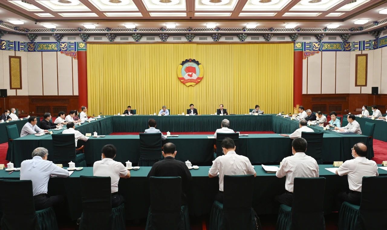 7月11日,2023年度全国政协主席会议成员务虚会在北京召开。中共中央政治局常委、全国政协主席王沪宁主持并讲话。人民政协报记者 姜贵东 摄