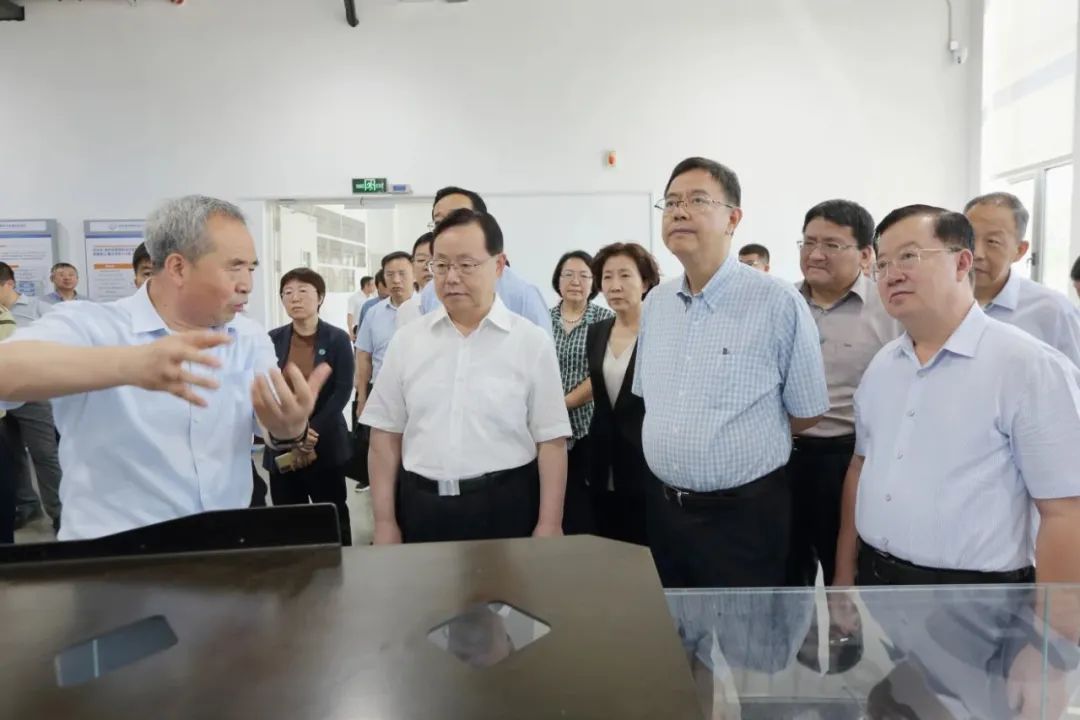 调研组在大连理工大学调研