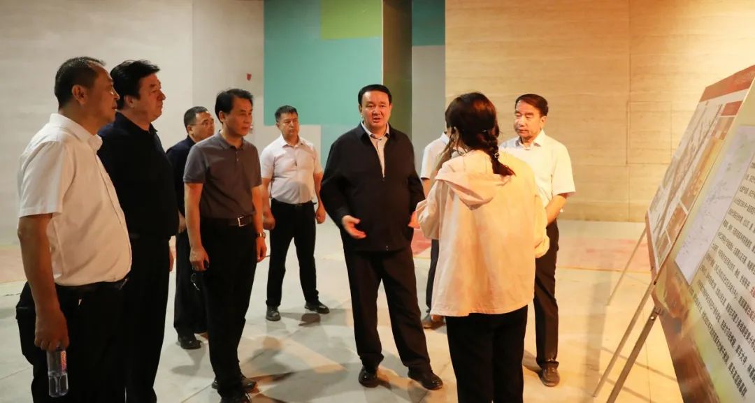 7月11日,自治区政协主席努尔兰·阿不都满金在阿克苏地区调研文化润疆等工作。图为努尔兰·阿不都满金在库车市友谊路古墓遗址博物馆了解文物保护工作。郭冰摄