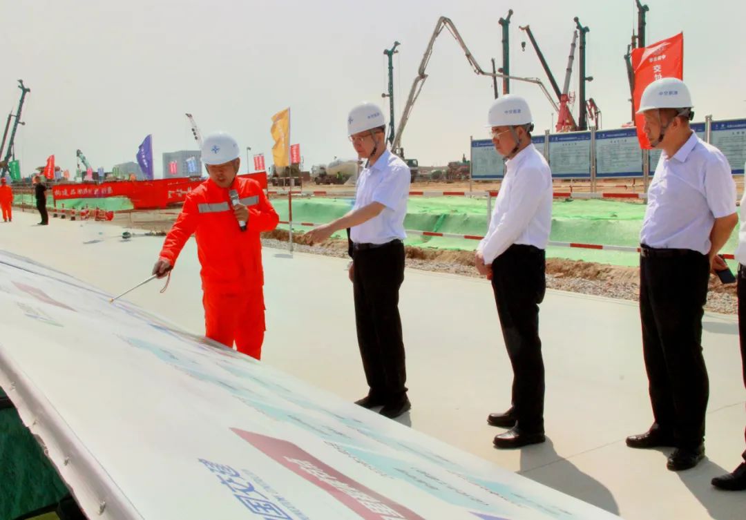 &nbsp;7月19日，省政协主席周波在中交营口液化天然气接收站项目现场调研。