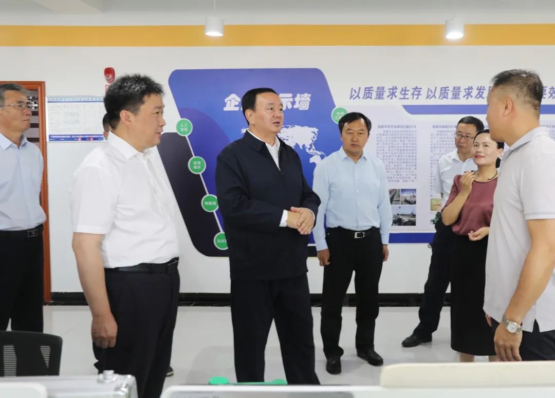 7月26日，自治区政协主席努尔兰·阿不都满金在昌吉回族自治州进行调研。图为，在昌吉国家农业科技园区丝路科创中心的农科绿谷众创空间，努尔兰·阿不都满金与入驻企业负责人深入交流。郭冰摄