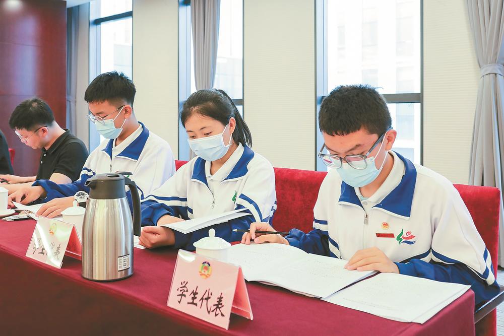 北京市昌平区政协六届六次常委会会议邀请青少年代表旁听观摩。