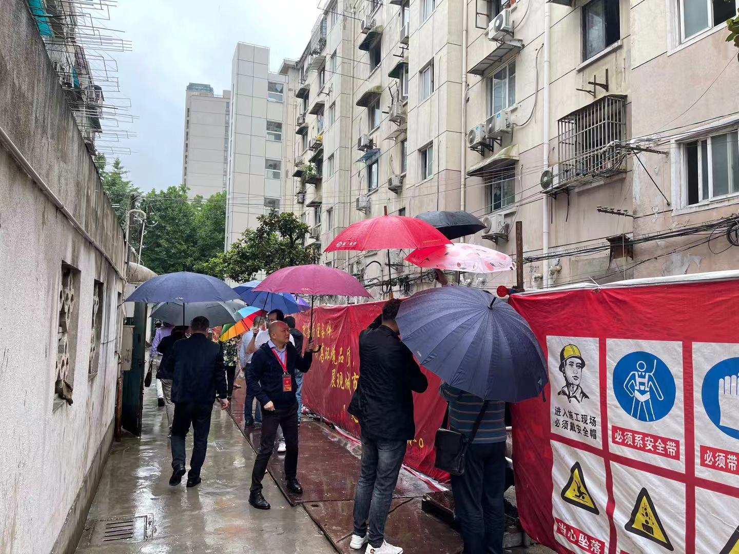 江浦路街道政协委员工作站组织委员视察多层住宅加装电梯情况