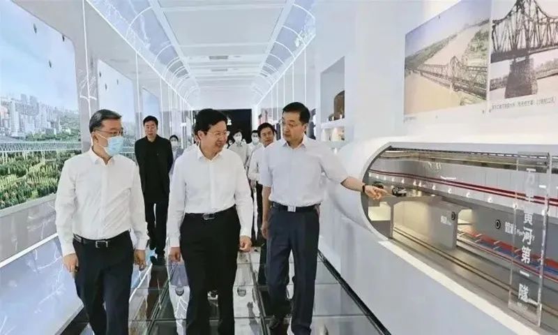 &nbsp;在济南新旧动能转换起步区城市展厅，听取起步区整体规划建设情况