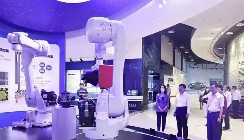 在中科新经济科创园展厅，听取中科院科创城建设、中科院落地济南院所布局、科研项目开展等情况介绍