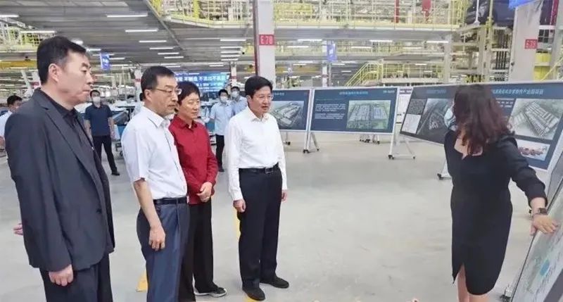 在新能源乘用车及零部件产业园察看企业生产运营情况