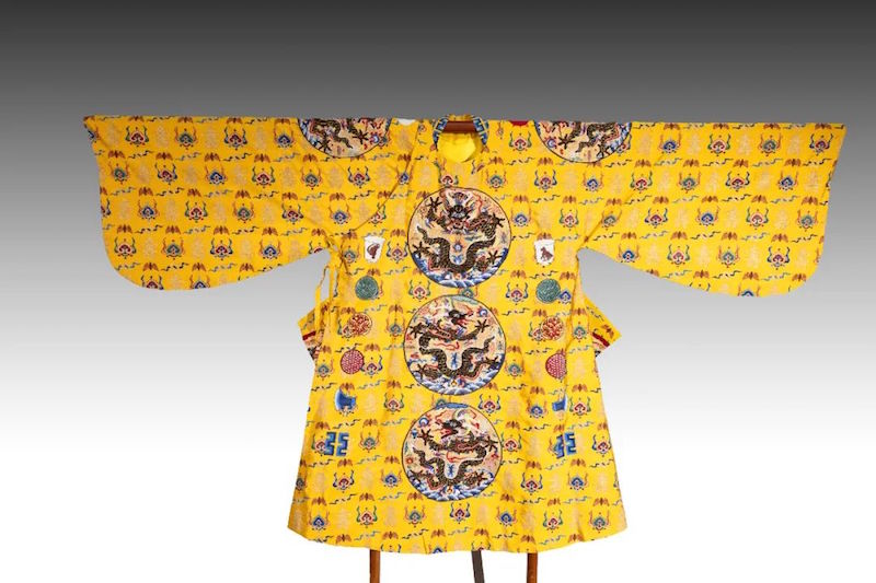 黄缂丝十二章福寿如意衮服(此次展览为复制件)