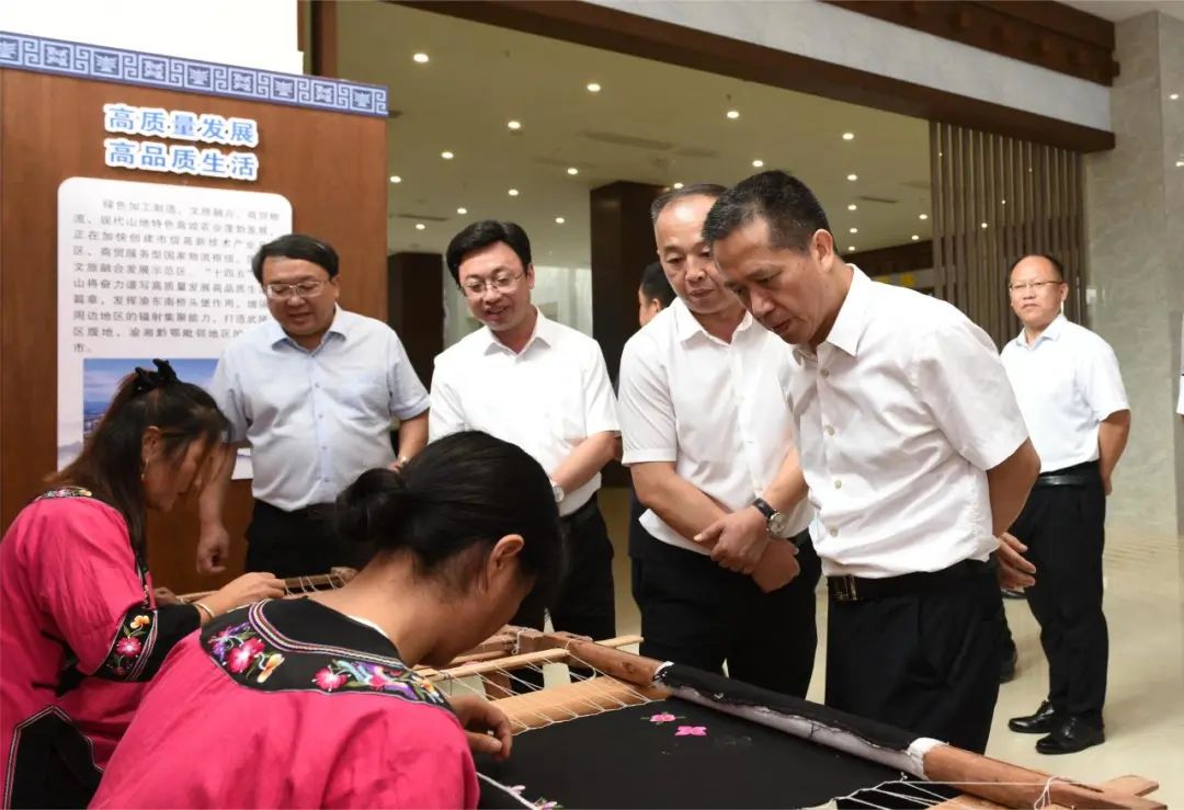 唐方裕在秀山县兴隆坳现代农业园区调研