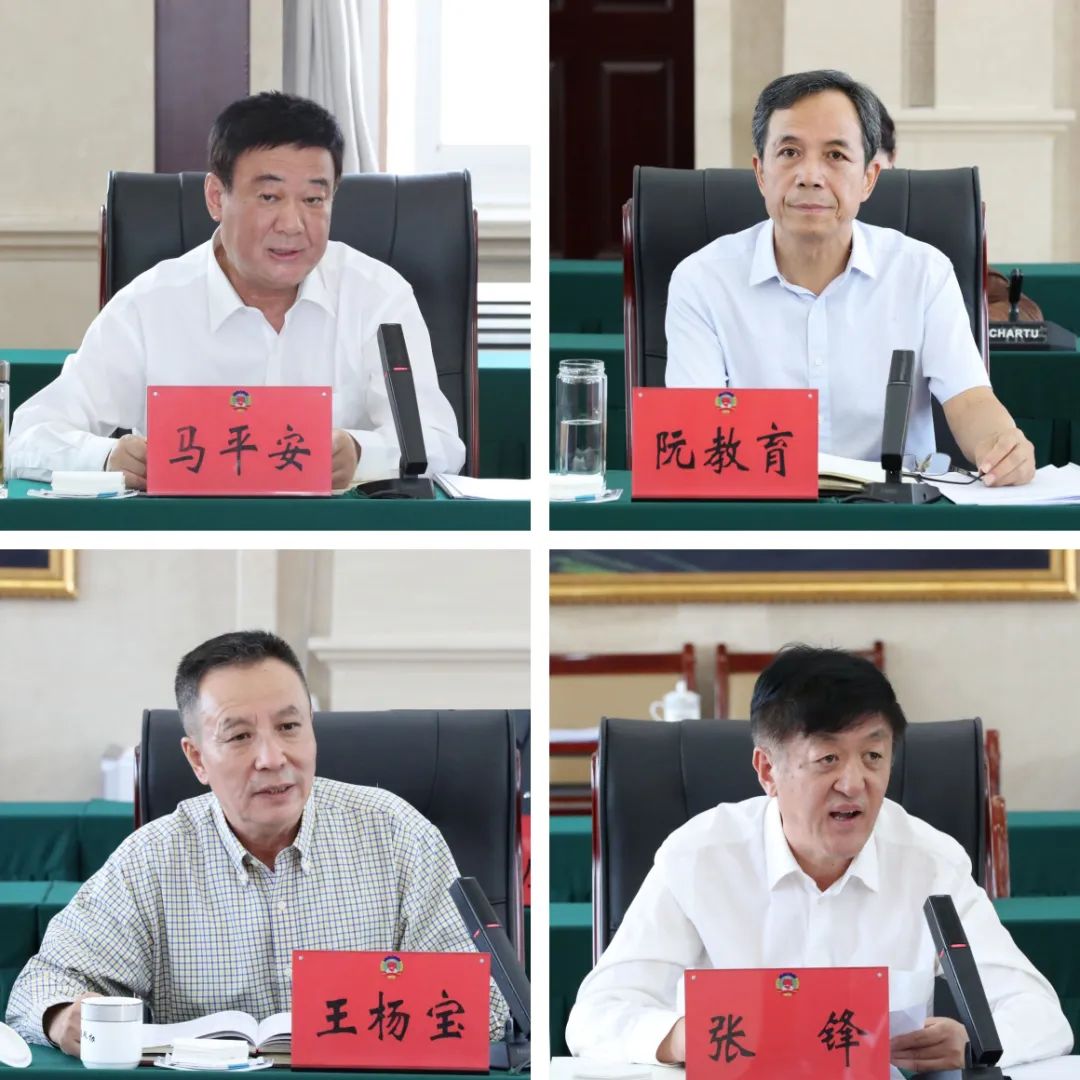 随机抽点4名同志,围绕两个专题从不同角度进行研讨交流。