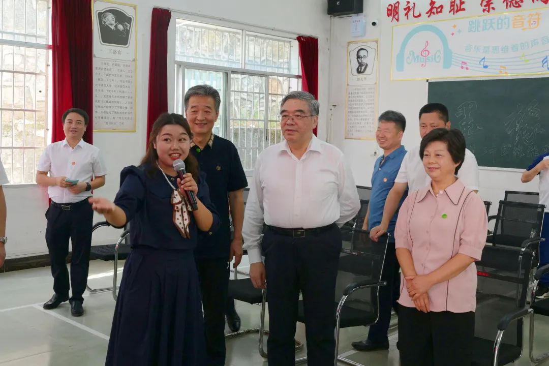 图为调研组一行在金沙县二中调研。