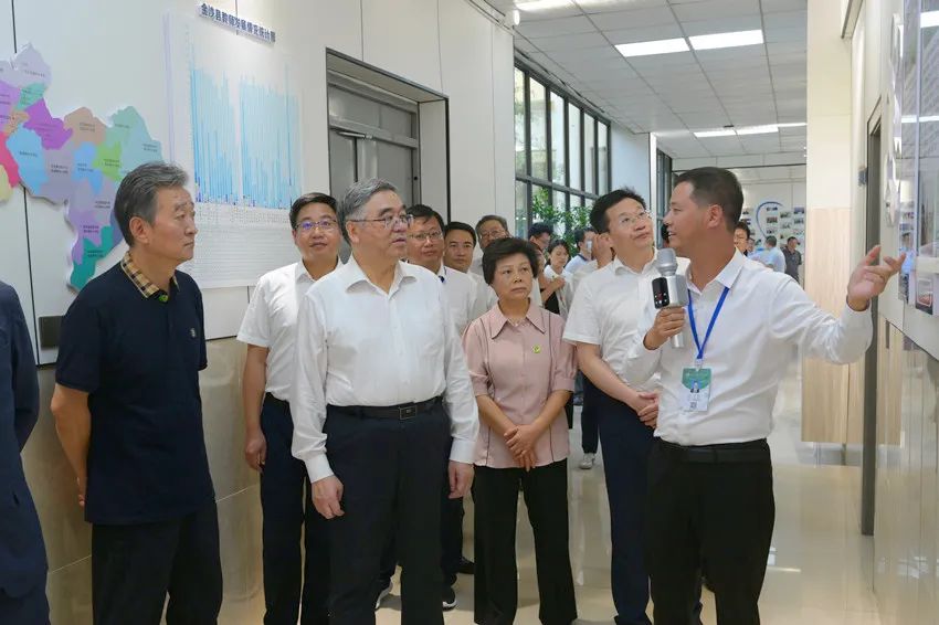 图为调研组一行在金沙教育研究院调研。