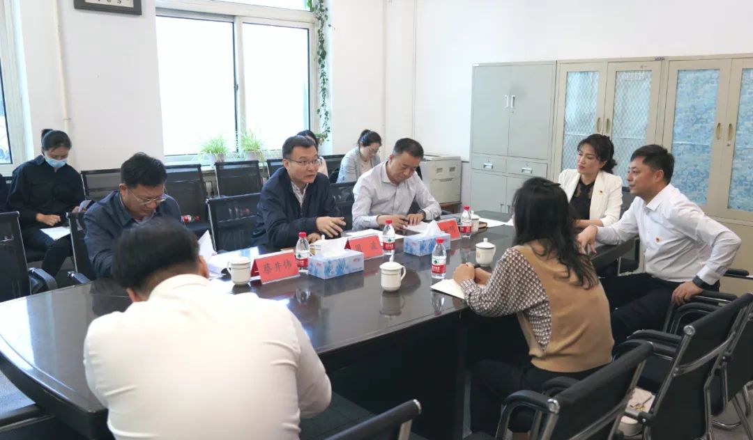 9月20日,辽宁省政协主席周波在抚顺市新抚区信访局调研并接待来访群众。