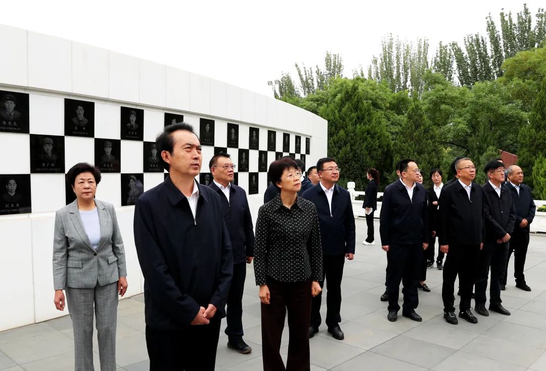 在银川烈士陵园,调研组参观烈士墙。