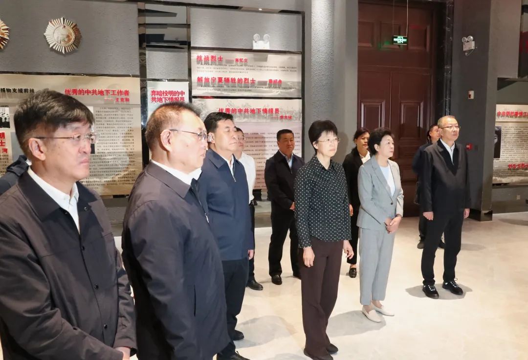 在银川烈士陵园,调研组参观烈士纪念厅。