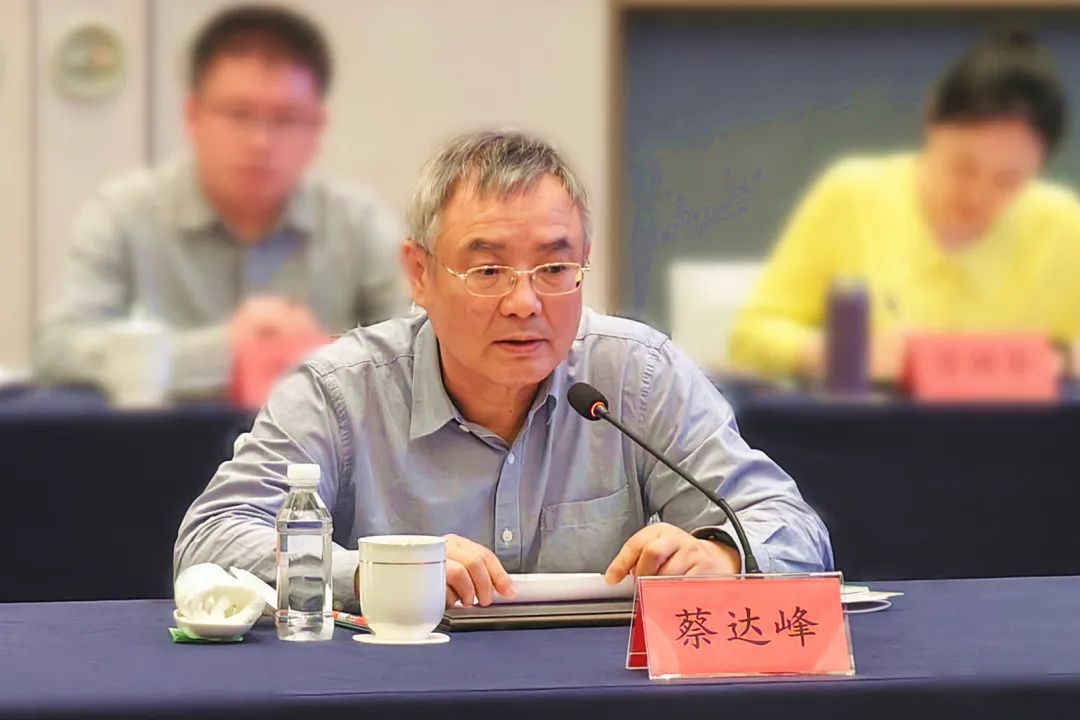 民进中央主席蔡达峰在专题调研座谈会上讲话。