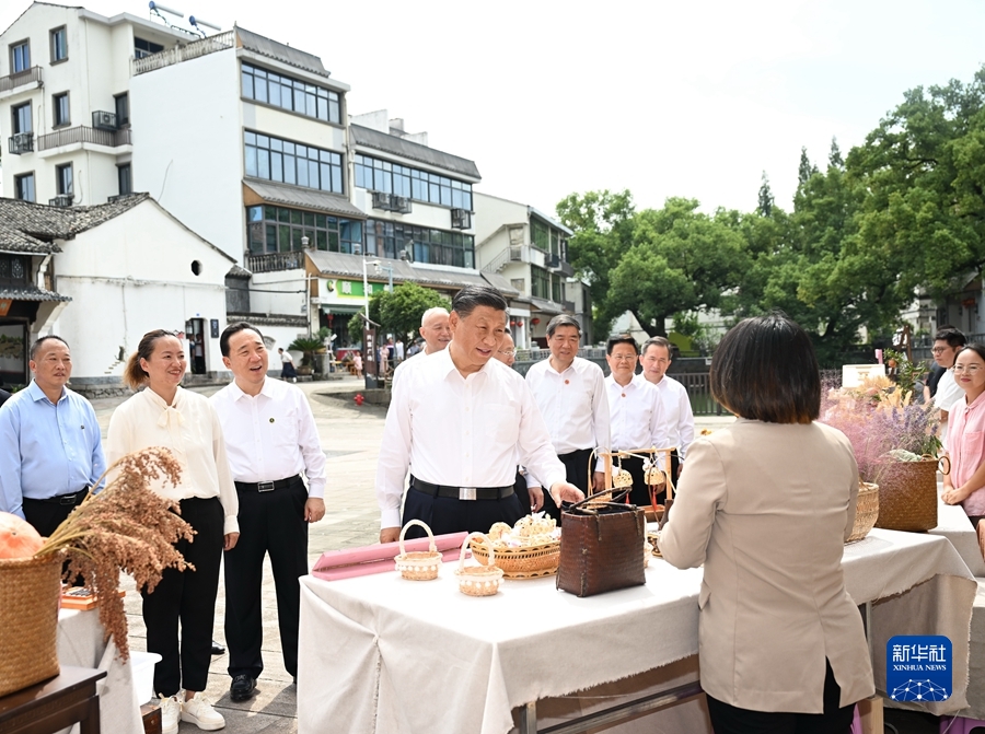 9月20日至21日,中共中央总书记、国家主席、中央军委主席习近平在浙江考察。这是20日上午,习近平在金华市义乌市后宅街道李祖村考察。新华社记者谢环驰摄